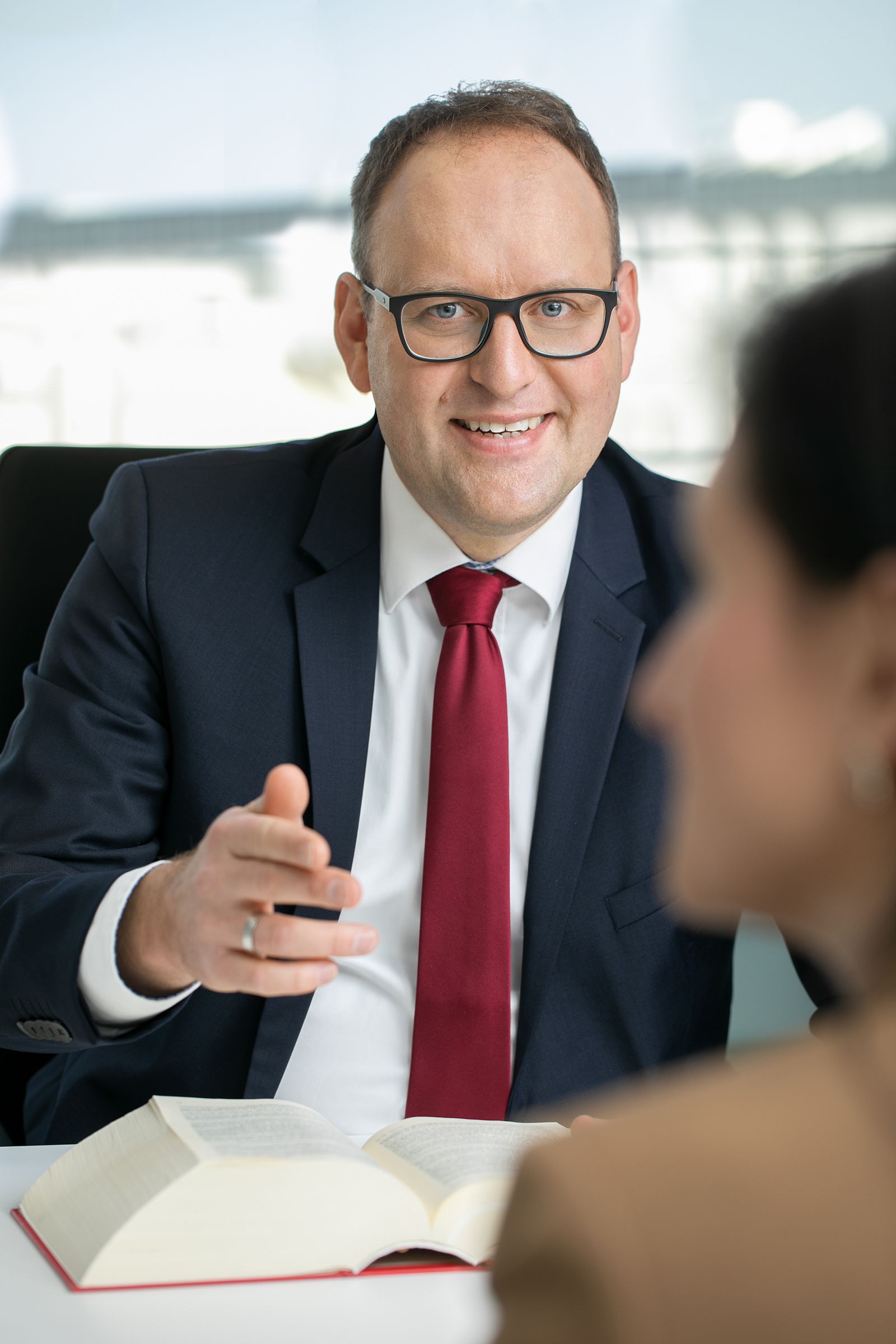 Portrait von Notar Fabian Feterowsky