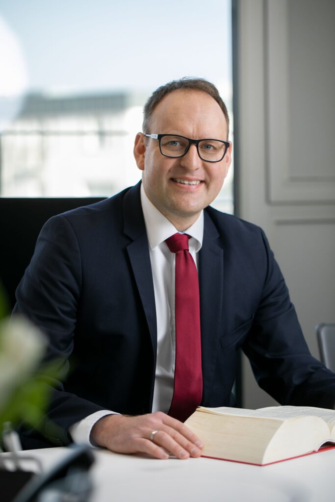 Portrait von Notar Fabian Feterowsky